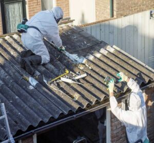 Nedtagning af eternittag under kontrollerede forhold med sikkerhedsudstyr